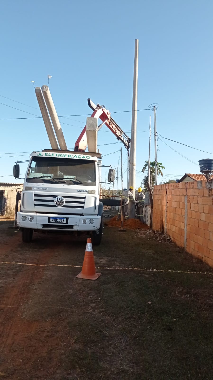 Instalação de postes de iluminação no povoado de Andrequicé