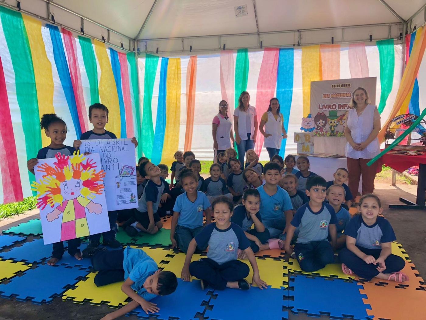 A Escola Girlene Graçano propôs aos alunos um trabalho de incentivo à leitura através de dois projetos: Mala viajante e projeto leitura.