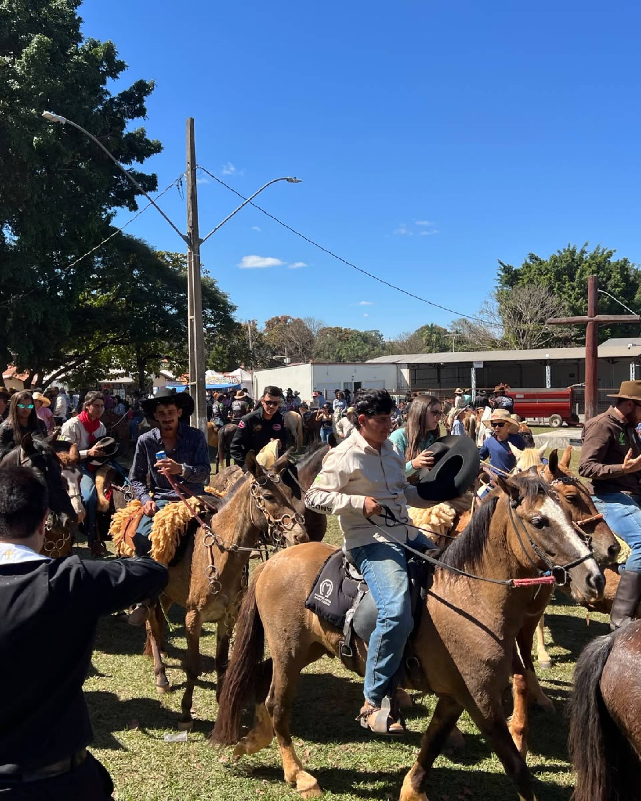 ANDREQUICÉ CELEBRA 138 ANOS DE FÉ, TRADIÇÃO E CULTURA COM CAVALGADA E EMOCIONANTE CHEGADA DOS CARREIROS